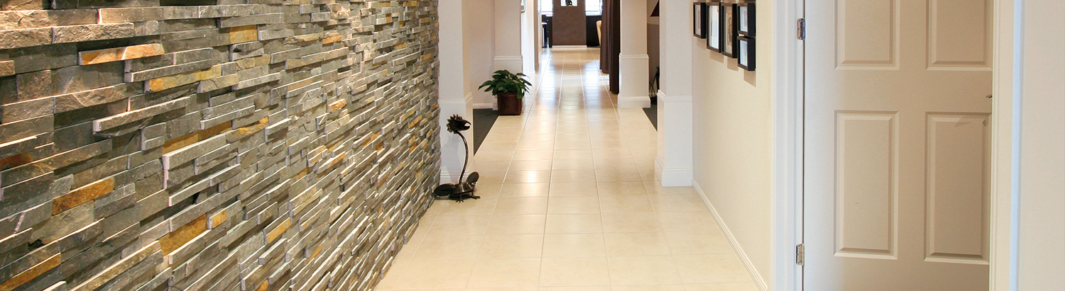 Flur mit Zahnafliesen - Fliesenleger Noack Bon Eingangsbereich Bodenfliesen - Fliesen Noack